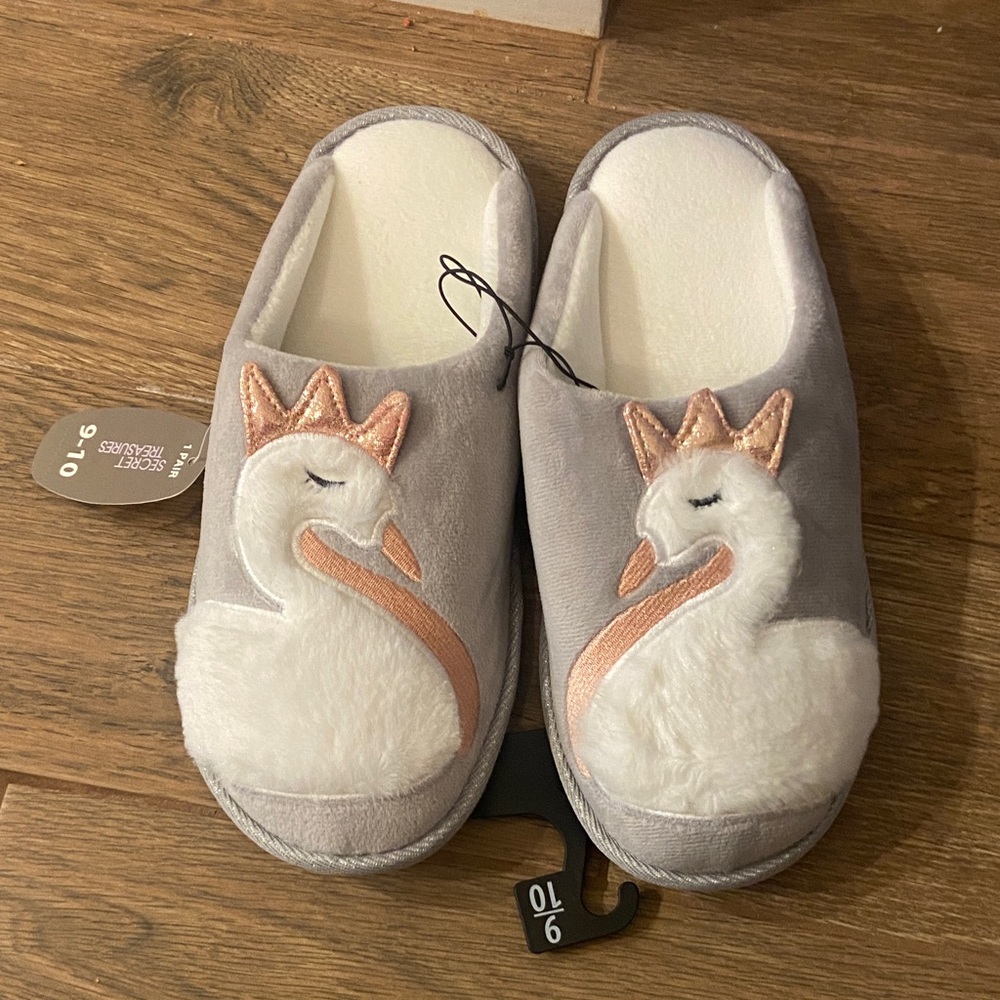 🧡 Women’s ‘Secret Treasures’ slippers